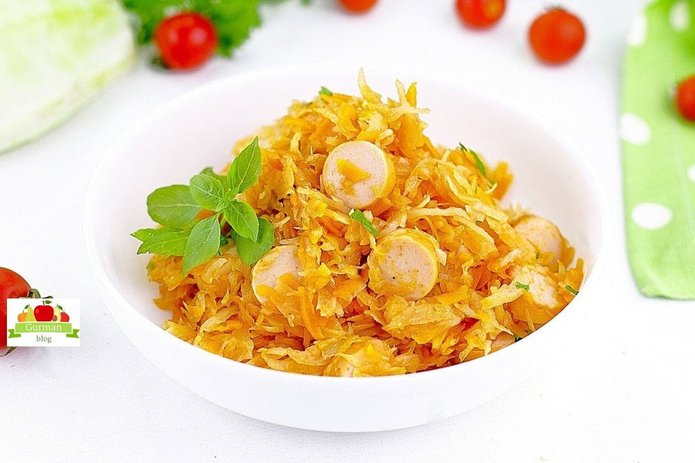 Капуста с сосисками на сковороде