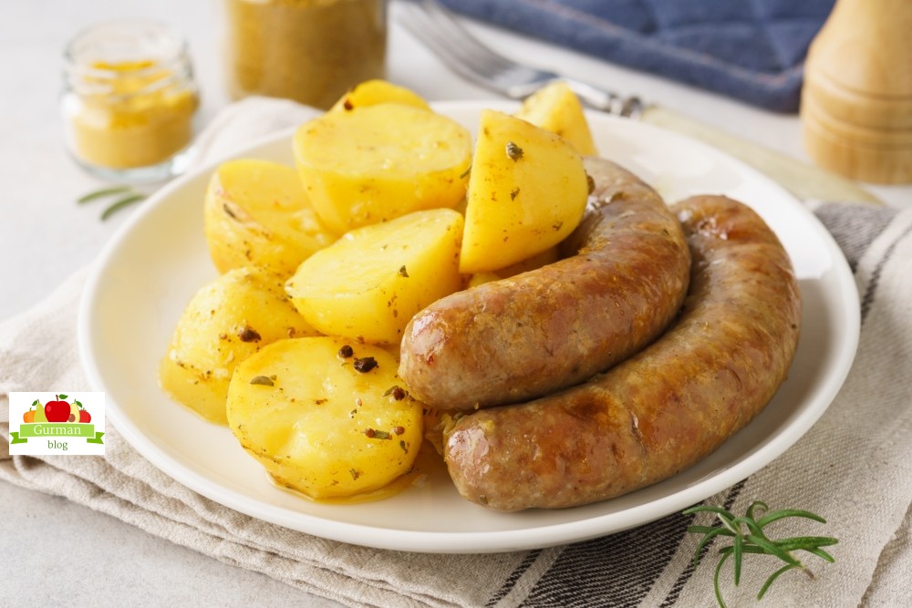 Картофель с колбасками и розмарином