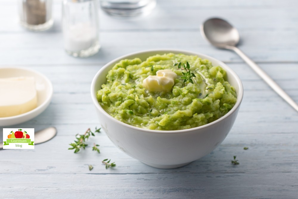 Картофельное пюре с зелёным горошком