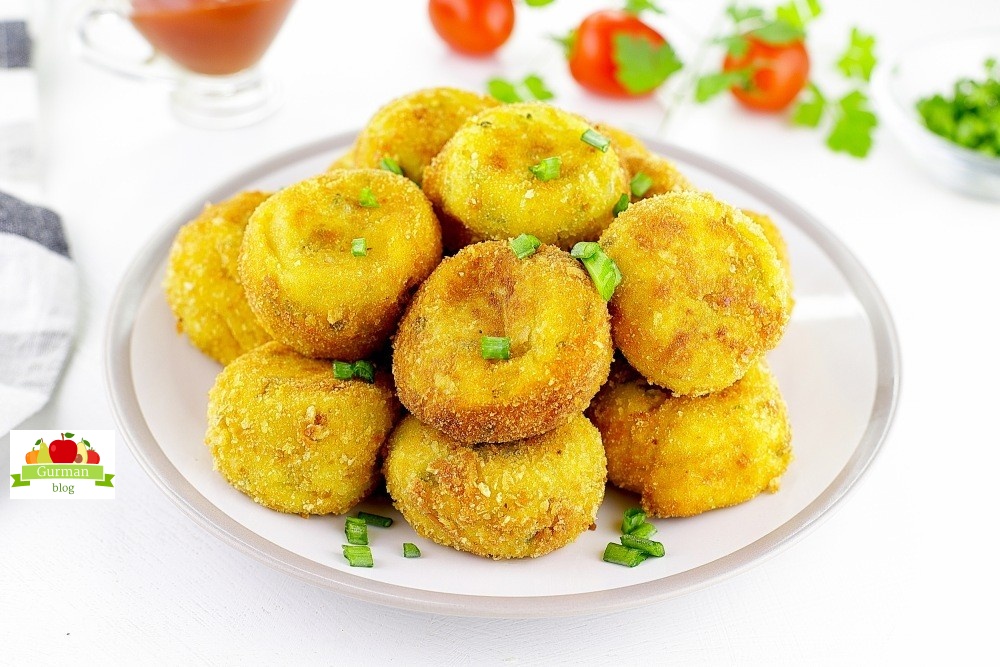 Картофельные шарики из пюре с сыром в панировке на сковороде