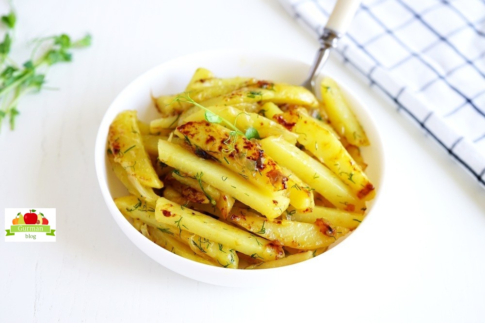 Картошка с луком на сковороде