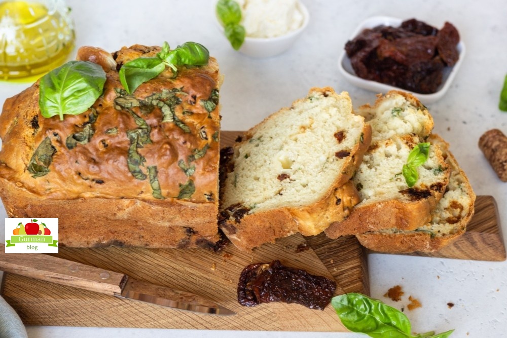 Кекс «Капрезе» с моцареллой, вялеными томатами и базиликом