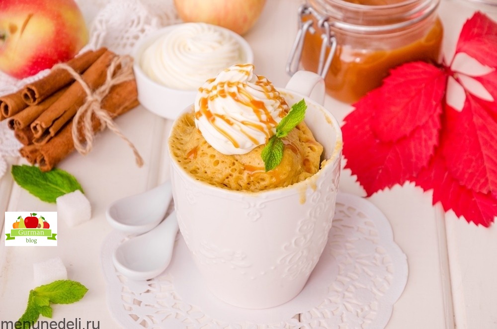 Кекс в кружке с яблоками и корицей в микроволновке