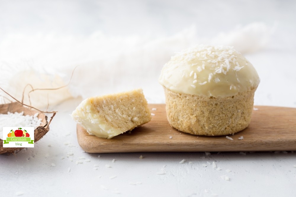 Кексы на пару с глазурью и кокосовой стружкой