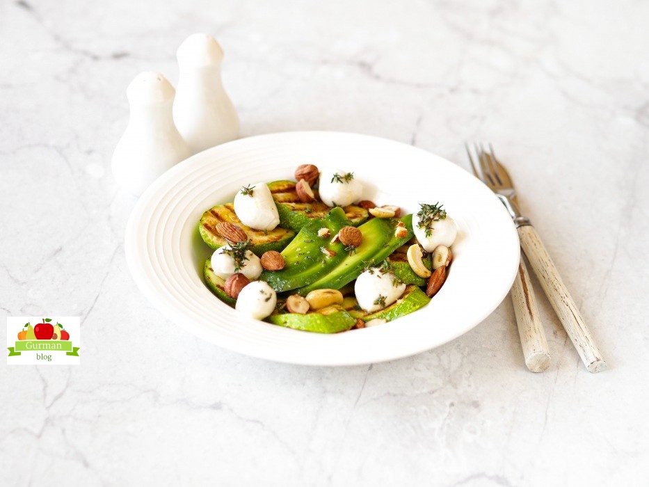 Кето салат с кабачками, мягким сыром, авокадо и орехами