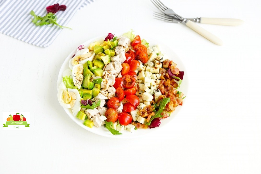 Кето салат с курицей и авокадо