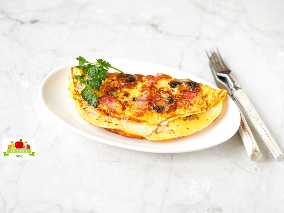 Кето-завтрак: омлет с грибами и ветчиной