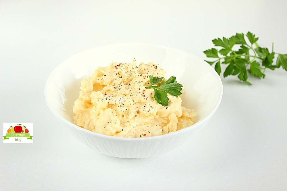 Классический еврейский салат с сыром, чесноком и майонезом