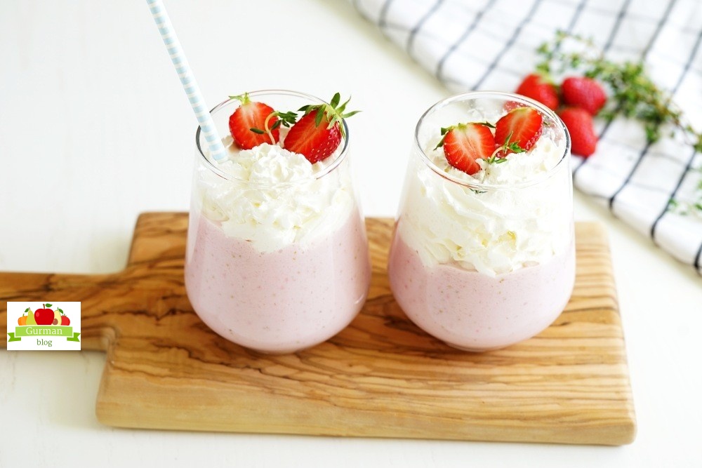 Клубничный молочный коктейль в блендере