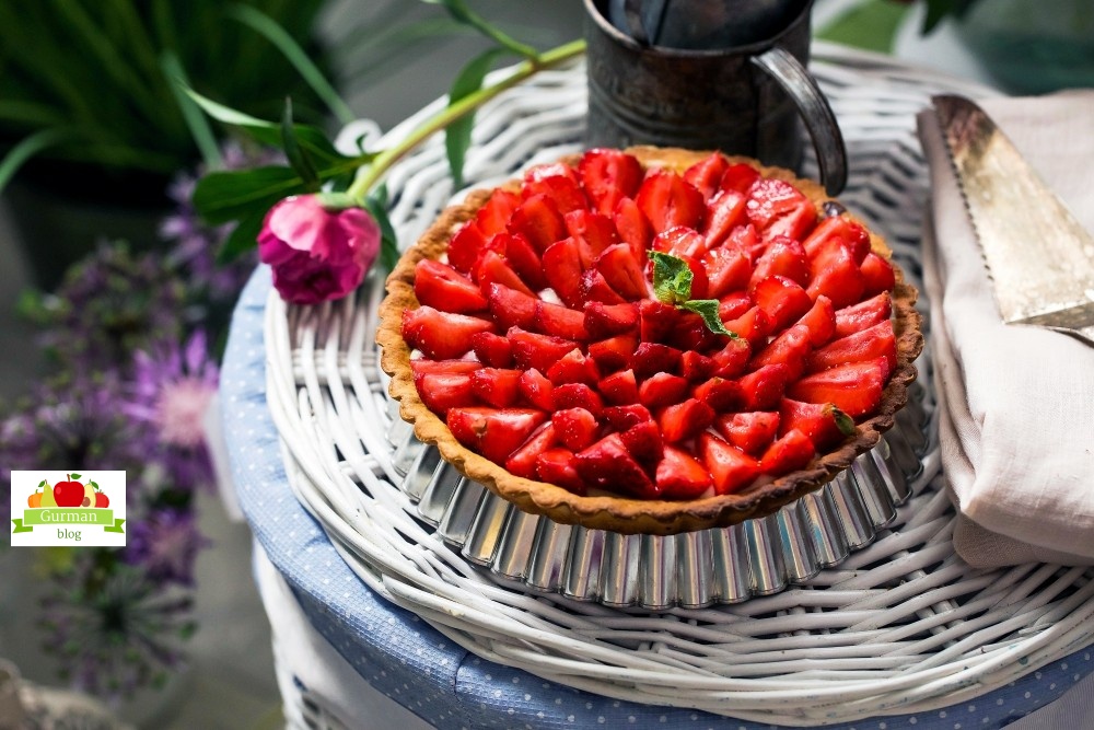 Клубничный тарт с заварным кремом и шоколадом