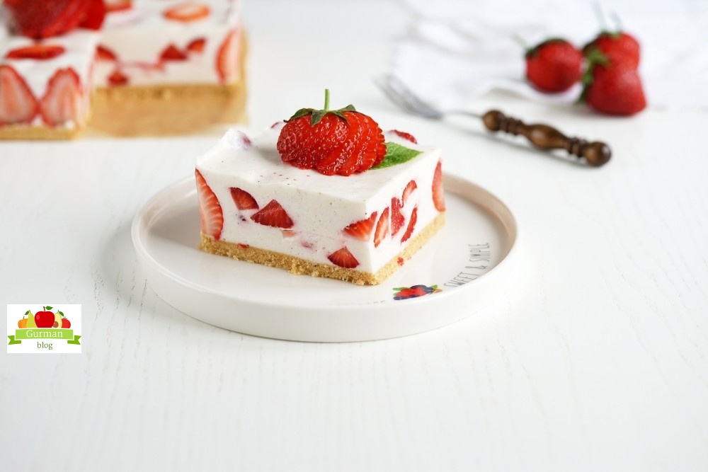 Клубничный торт без выпечки