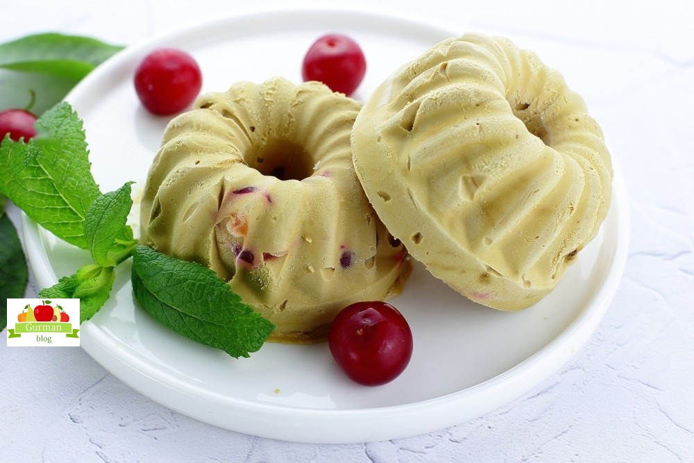 Кофейное мороженое с вишней