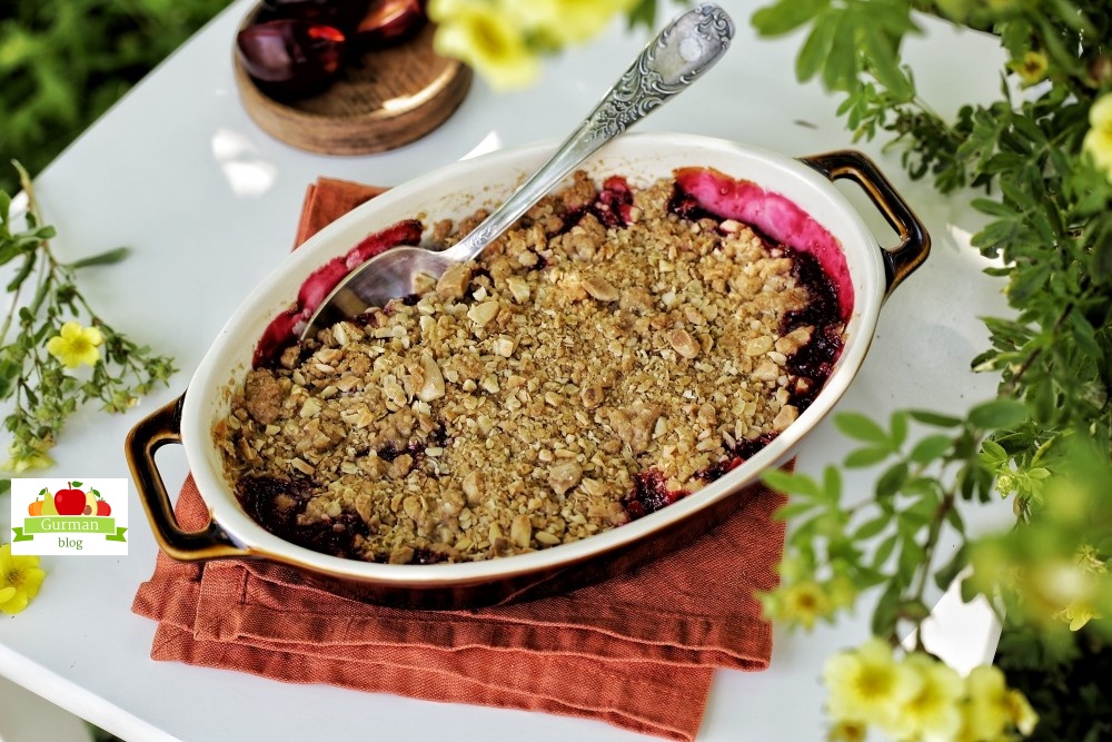 Крамбл со сливой и орехами