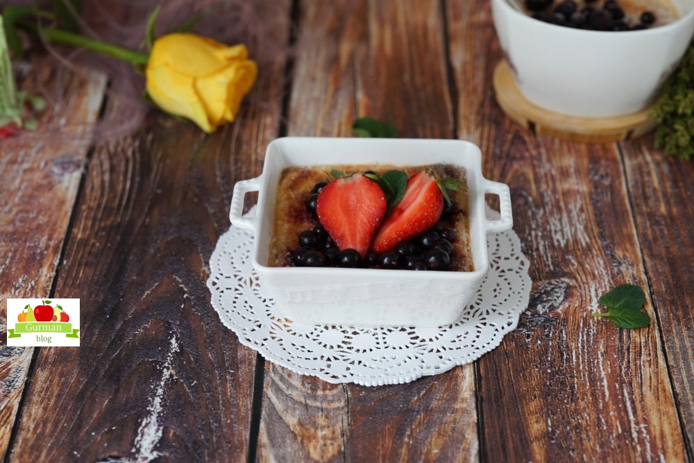 Крем-брюле с замороженной ягодой