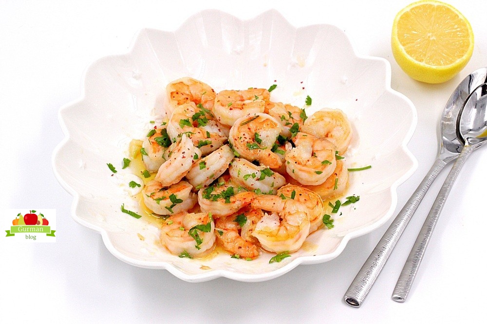 Креветки на сковороде со сливочным маслом