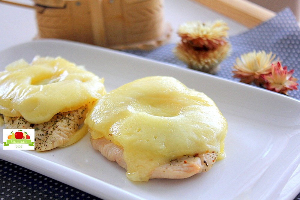 Курица с ананасом и сыром