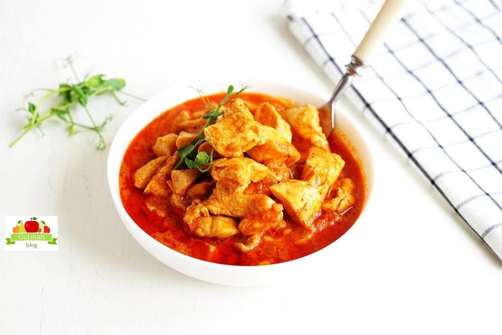 Курица с томатной пастой на сковороде