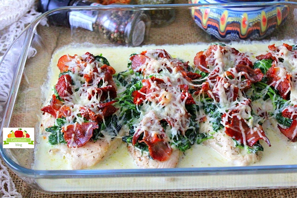 Куриная грудка с беконом и шпинатом в сливках
