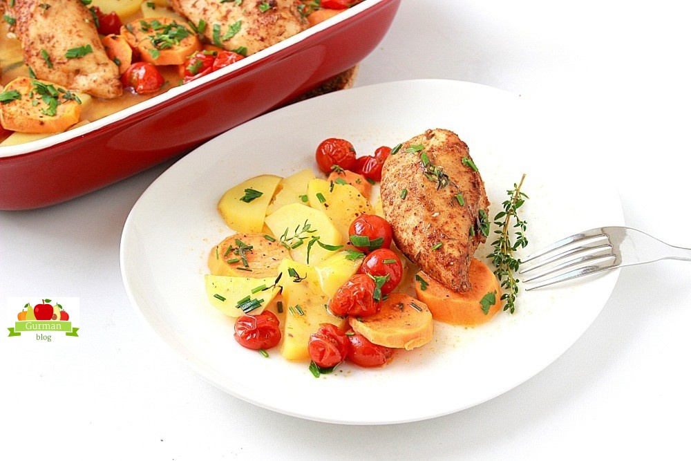 Куриная грудка в духовке с помидорами и картошкой