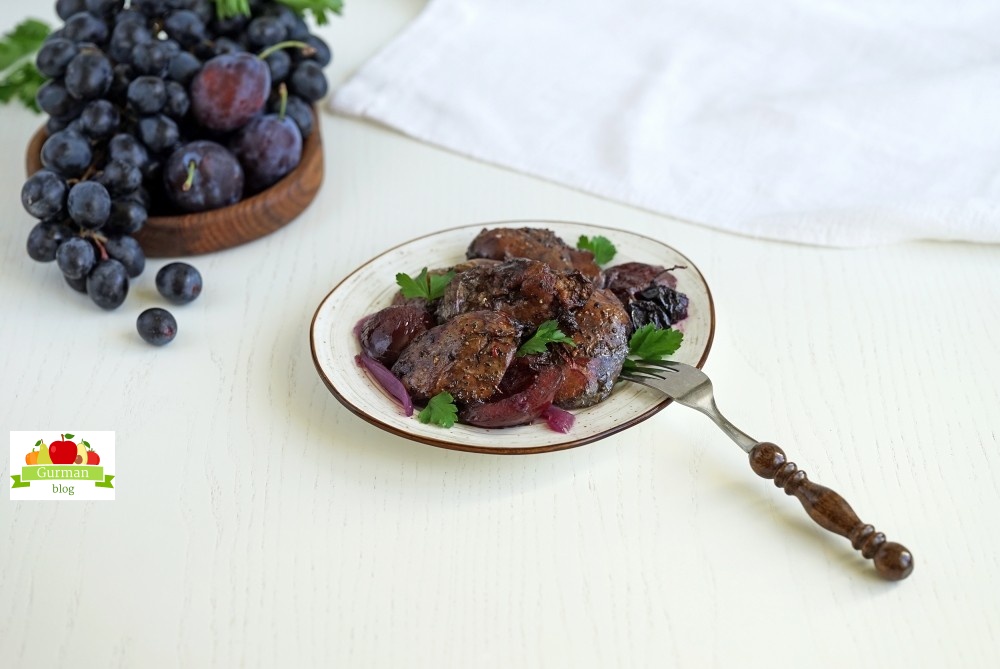 Куриная печень с виноградом