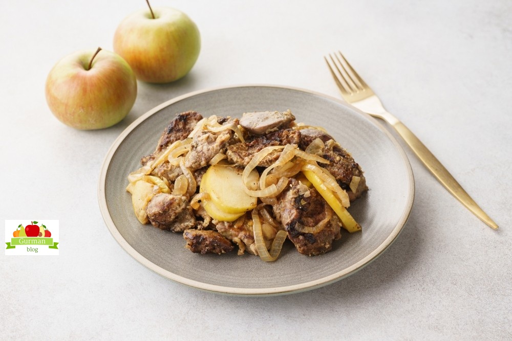 Куриная печень с яблоком и карамелизированным луком