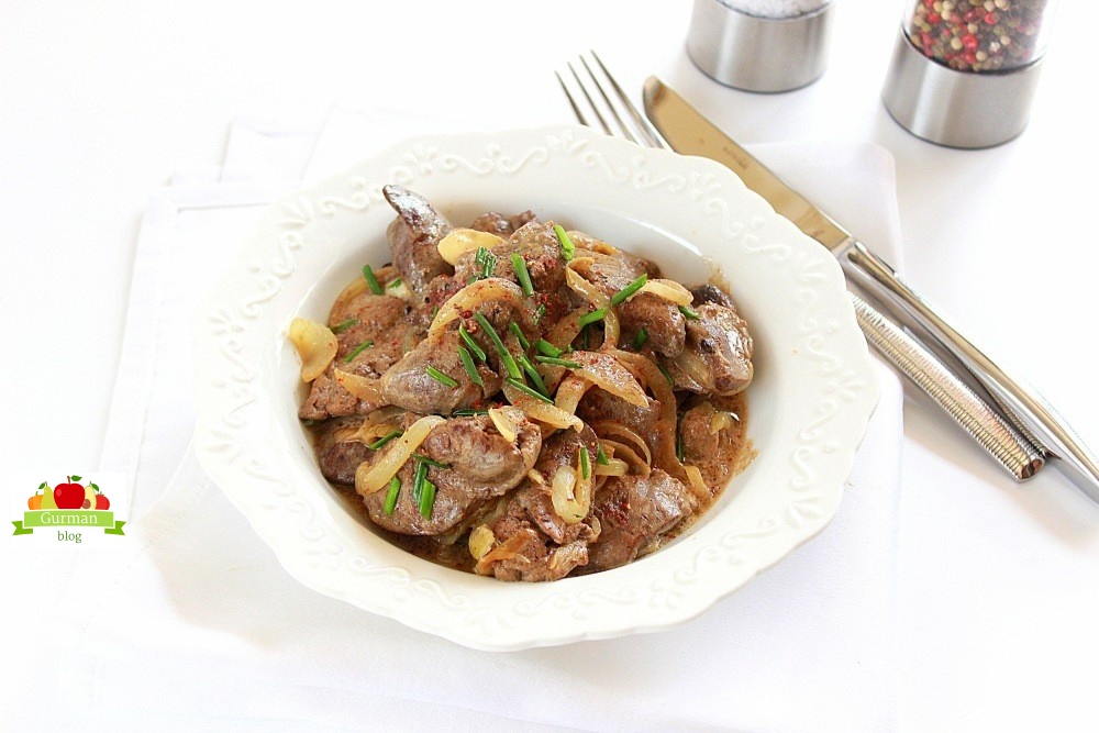 Куриная печень, тушенная со сметаной – вкусный рецепт