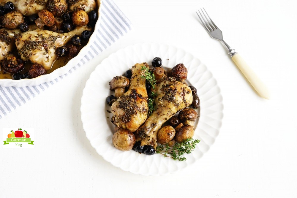 Куриные голени в духовке с грибами и маслинами