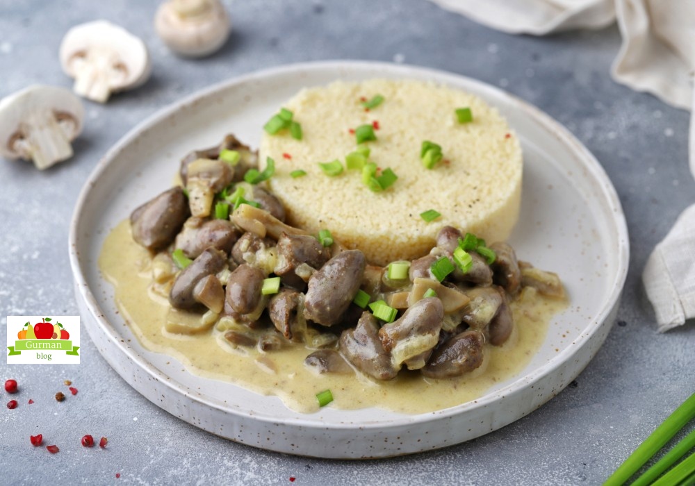 Куриные сердечки с грибами в сметанном соусе