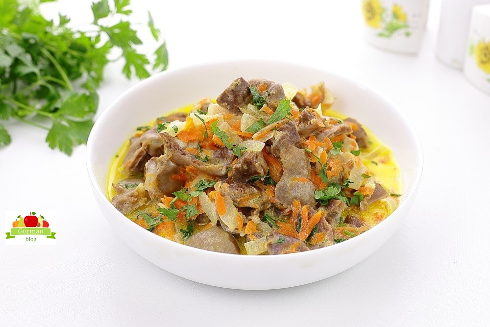 Куриные желудки в сметане с луком на сковороде