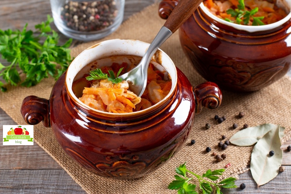 Куриный фарш с капустой, запечённый в горшочке