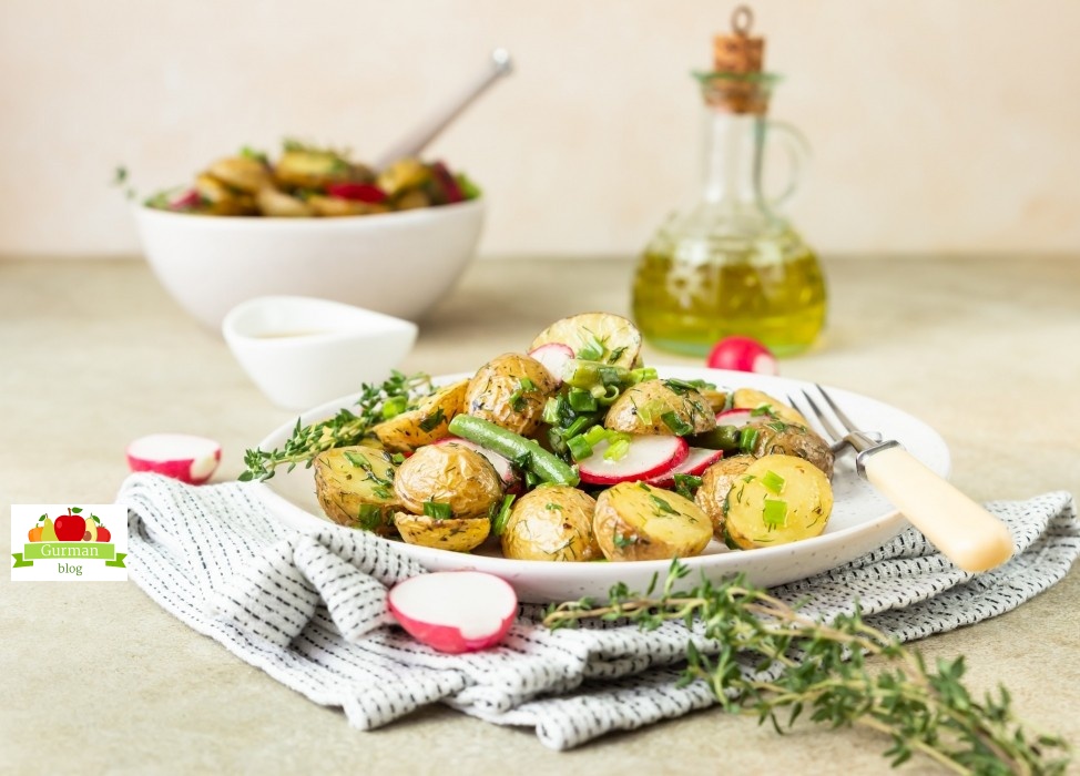 Лёгкий картофельный салат с редисом и фасолью