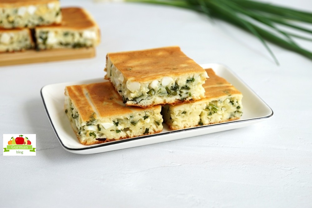 Ленивый заливной пирог с луком и яйцом