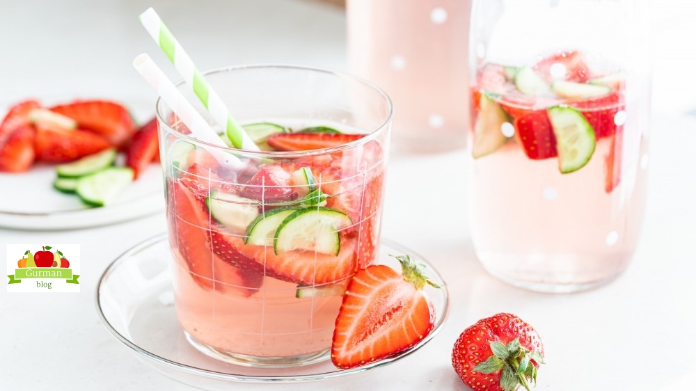 Лимонад с клубникой и огурцом