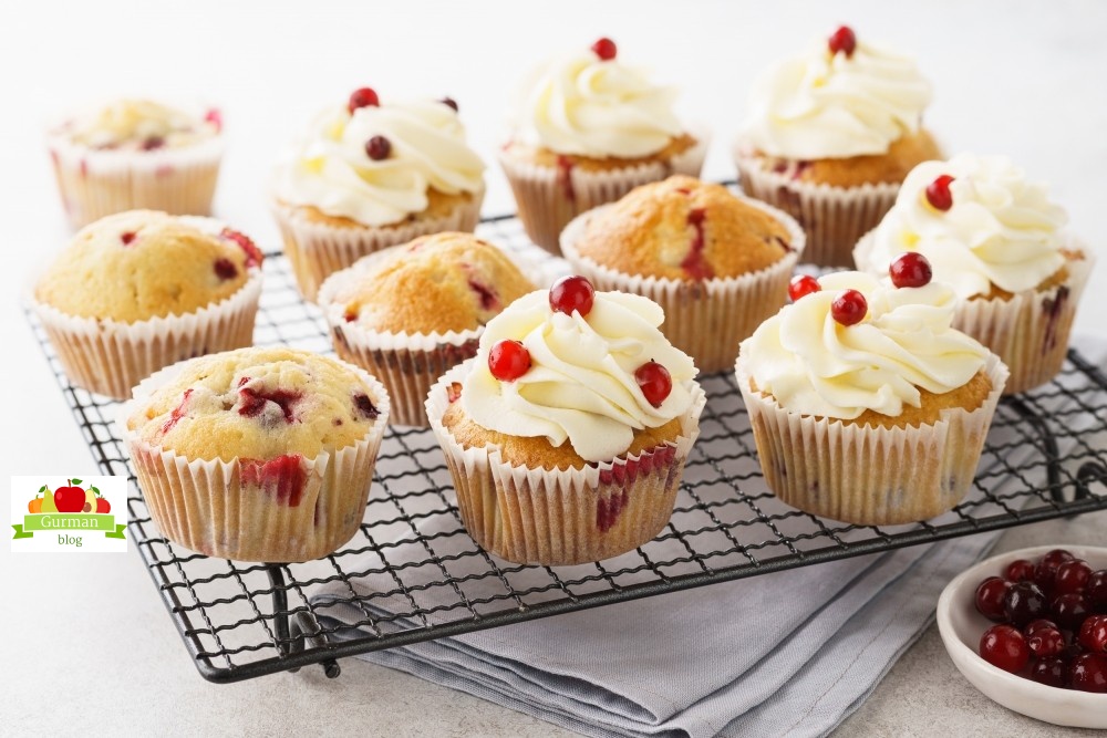 Маффины с брусникой