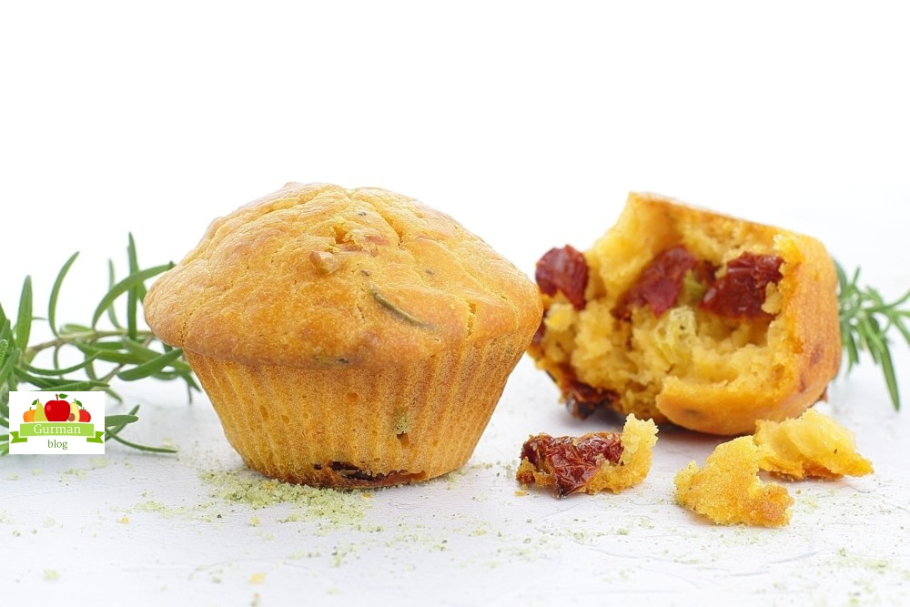 Маффины с вялеными томатами и розмарином