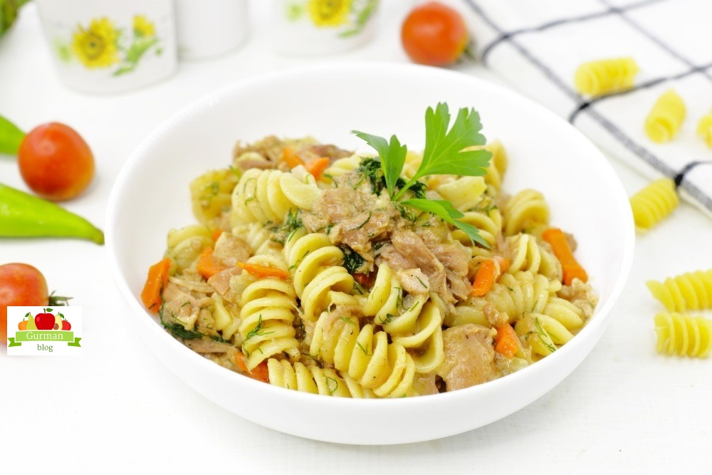 Макароны с тушенкой