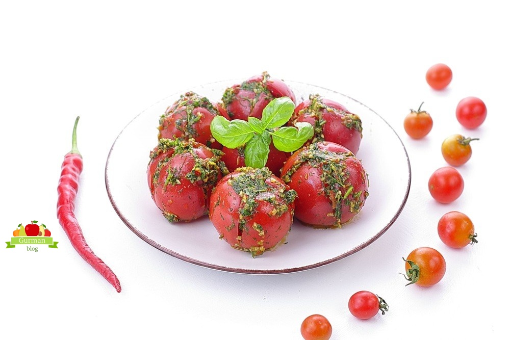 Малосольные помидоры с чесноком и зеленью