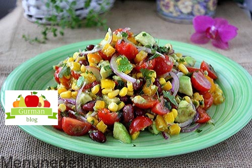 Мексиканский салат с овощами и авокадо