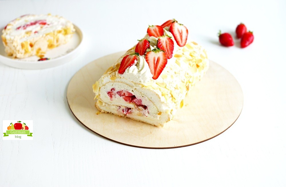 Меренговый рулет с клубникой