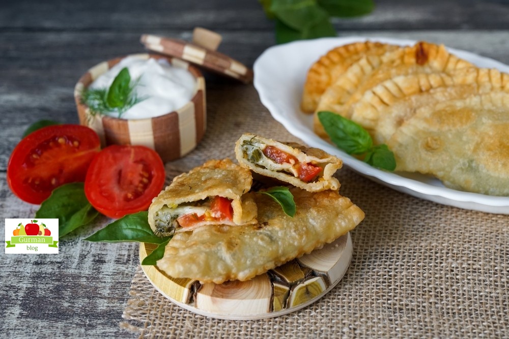 Мини чебуреки с сыром и помидором