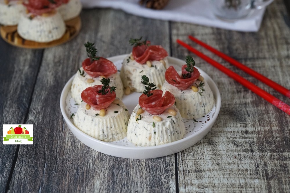 Мини-чизкейки с кедровым орехом и салями