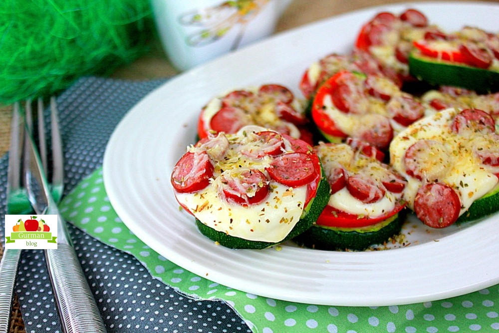 Мини пиццы с цукини и колбасками