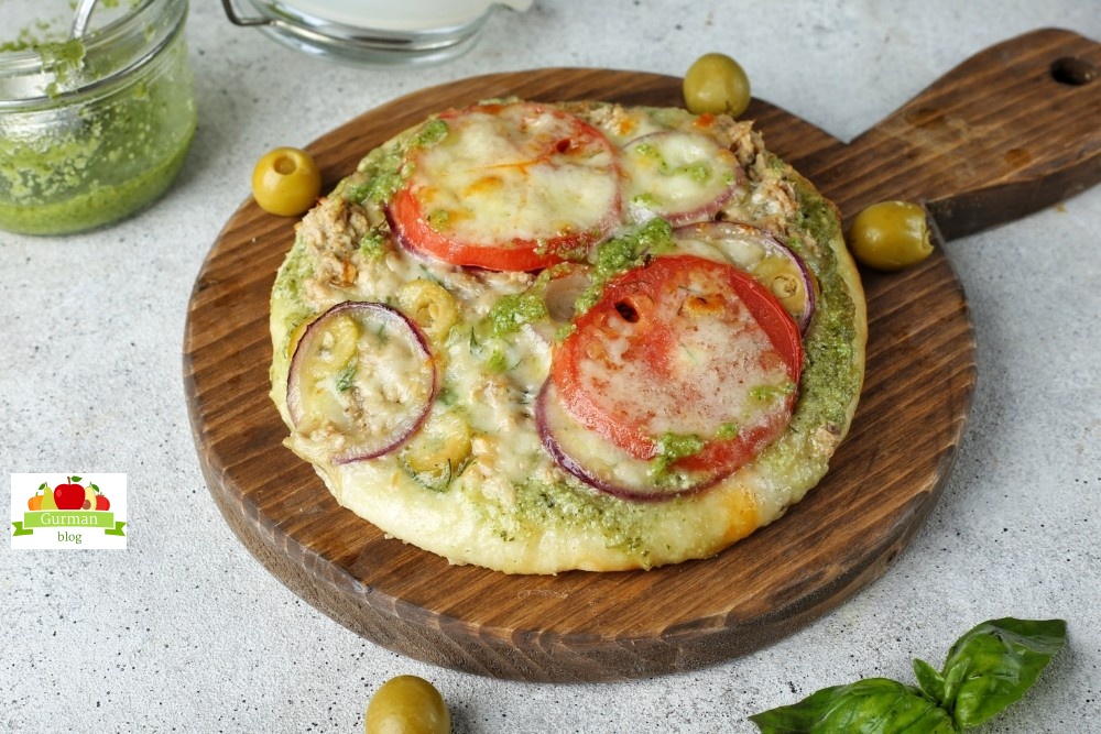 Мини-пиццы с тунцом и песто