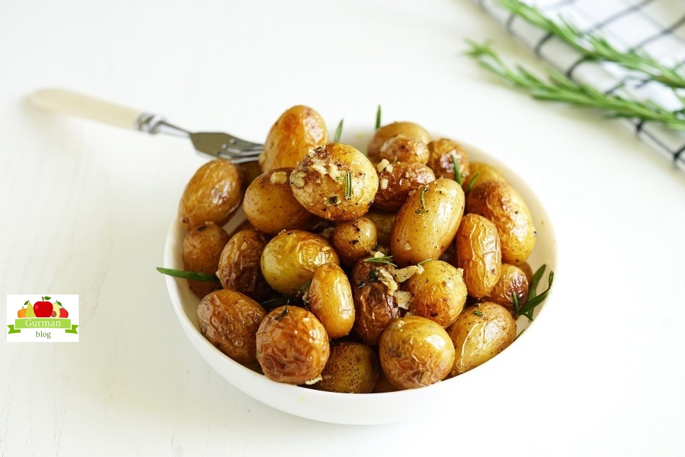 Молодая картошка мелкая на сковороде в кожуре с чесноком