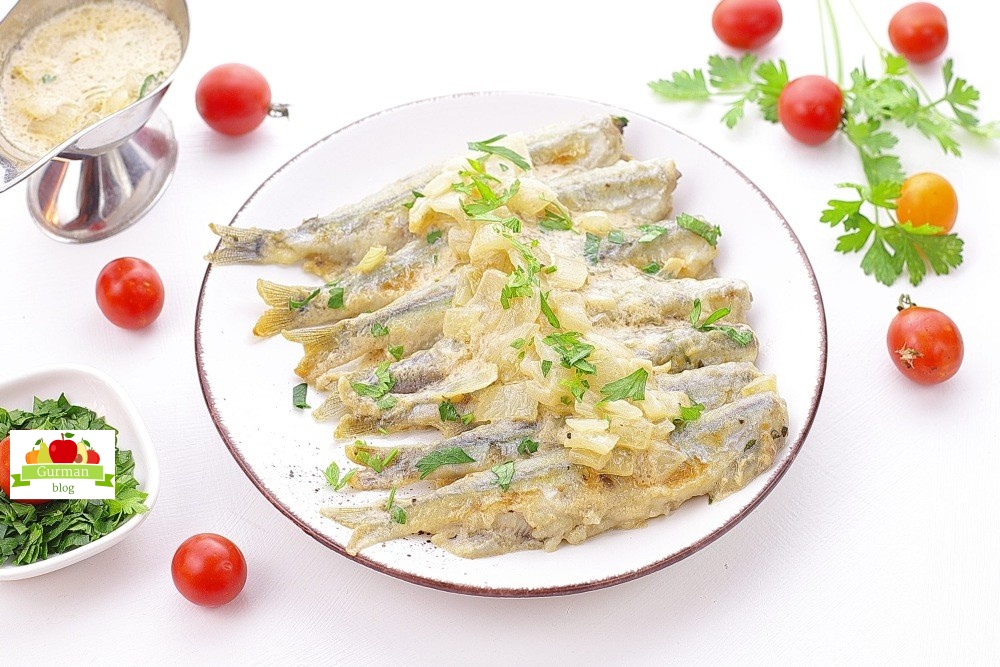 Мойва на сковороде: рецепт с луком, сметаной и водой