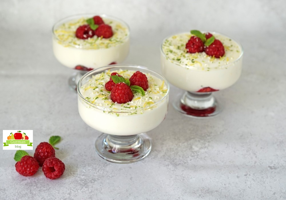 Мусс из белого шоколада с малиной