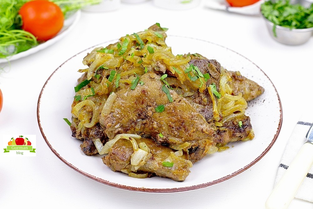 Мягкая говяжья печень на сковороде с луком