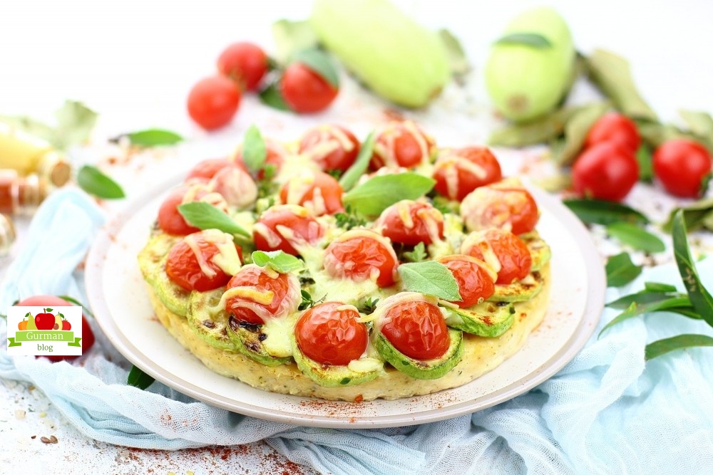 Мясная пицца с кабачками гриль и помидорами