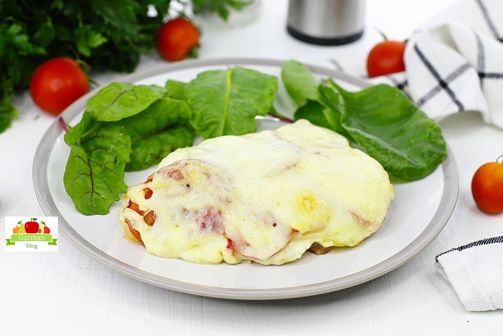 Мясо по-французски с картофелем, помидорами и сыром в духовке