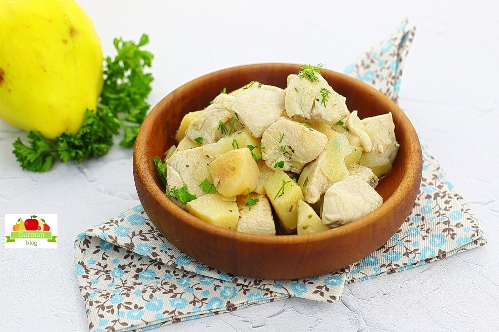 Нежное куриное филе с айвой на сковороде